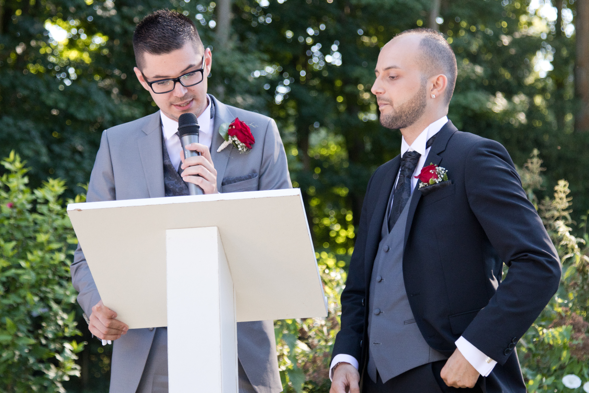 Échange des vœux Lecture d'un texte au pupitre lors d'une cérémonie de mariage entre deux mariés — Passage de Vie