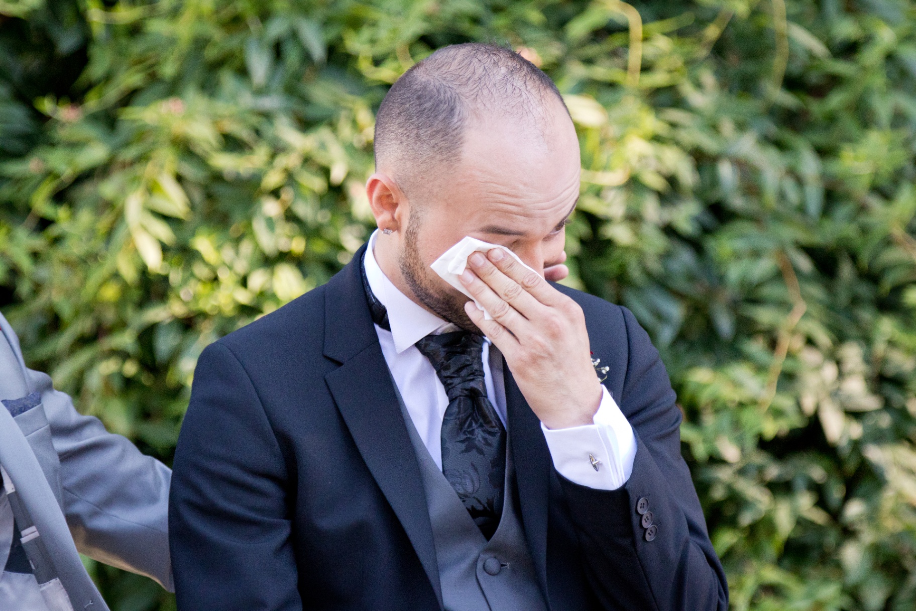 Émotion partagée Marié ému aux larmes lors d'une cérémonie de mariage symbolique — Passage de Vie